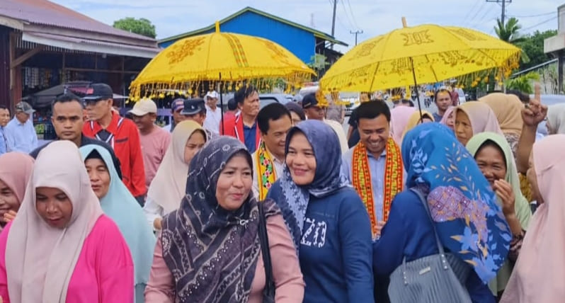 Calon Bupati dan Wakil Bupati Simeulue, Ahmadlyah-Irwan Suharmi, disambut masyarakat Simeulue Tengah. Foto: Agamsyah/Noa.co.id.