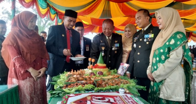 Pemotongan tumpeng pada HUT TNI Ke-79 di Makodim 0110 Aceh Barat Daya. (Foto. Teukunizar/NOA.co.id)