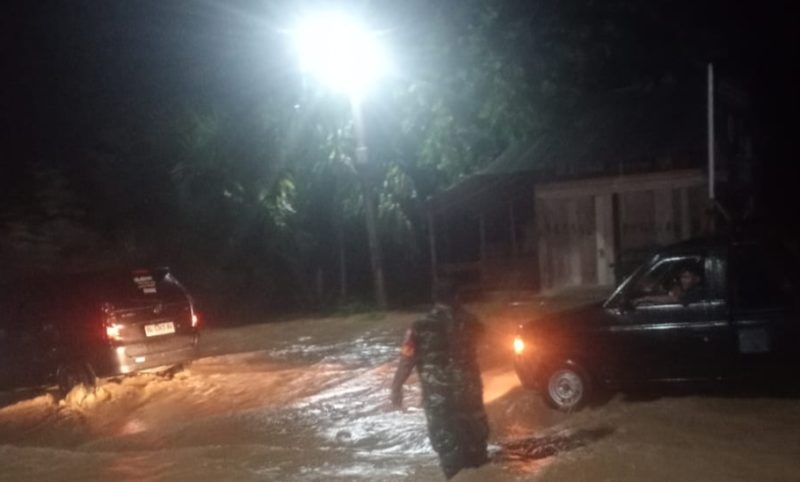 Anggota Koramil 07 Babahrot membantu kelancaran lalulintas yang terkena banjir. (Foto. Teukunizar/NOA.co.id)