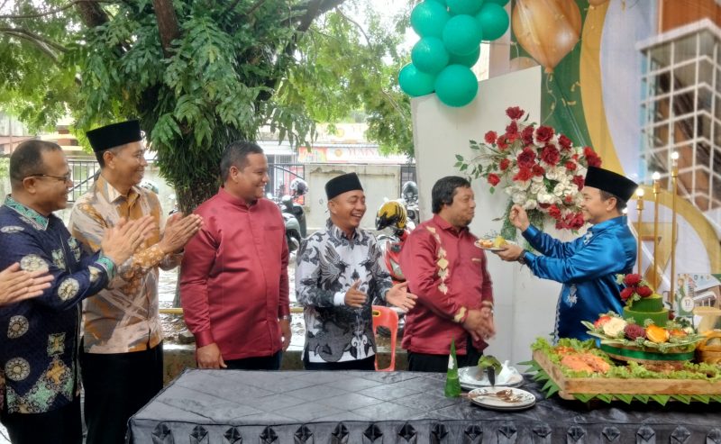 Disaksikan ketua DPRK dan unsur Forkompinkab Abdya, PJ Bupati Sunawardi memotong tumpeng HUT RSUDTP ke-17. (Foto. Teukunizar/NOA.co.id)