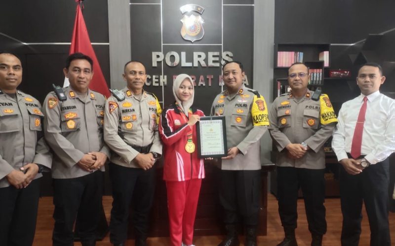 Kapolres Aceh Barat Daya,  AKBP Agus Sulistianto diabadikan bersama atlet PON Aceh, Chandra Kirana. (Foto. Teukunizar/NOA.co.id)