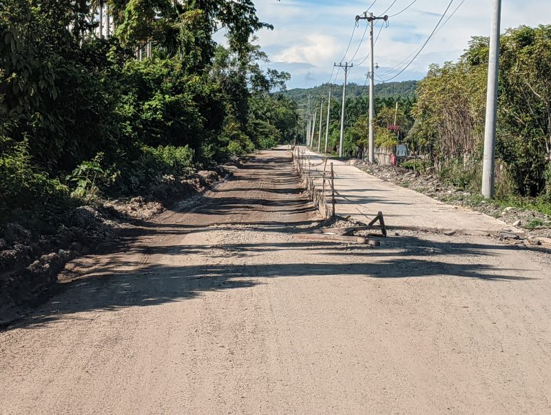 Terlihat jalan SP Beutong-Laweung tanpa seorang pun pekerja dan dibiarkan seperti itu, Kamis (17/10/2024) (Foto Amir Sagita.NOA.co.id).