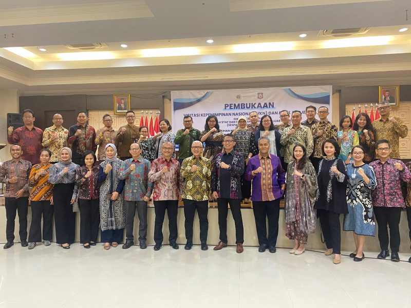 Foto Bersama Para peserta Diklat Integrasi Sekolah Staf dan Pimpinan Kementerian Luar Negeri ke-75 dan Pelatihan Kepemimpinan Nasional Tingkat II telah menyelesaikan Program Visitasi Kepemimpinan Nasional (VKN),Gorontalo, Jumat (18/10/2024). (Foto : Humas Kemlu RI).