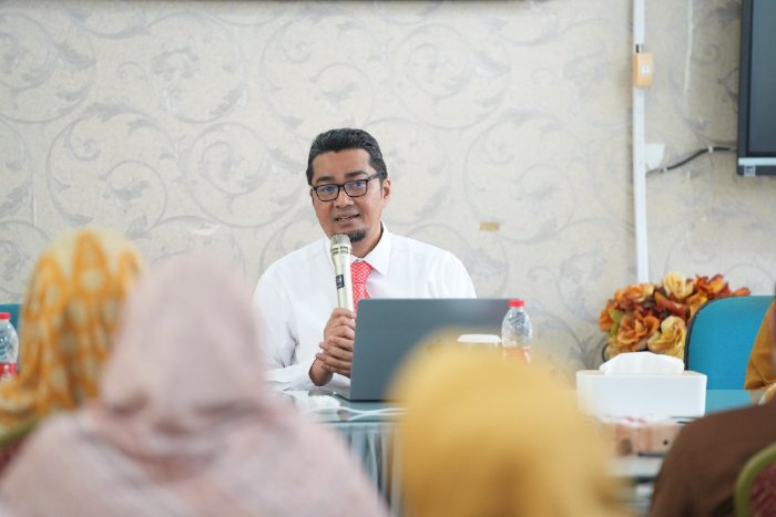 Kepala Dinas Pendidikan Aceh, Marthunis, ST., D.E.A., saat pertemuan dan diskusi dengan kepala sekolah, dewan guru dan pengawas di SMK 1 Banda Aceh, Selasa (1/10/2024). Foto: dok. MC Disdik Aceh