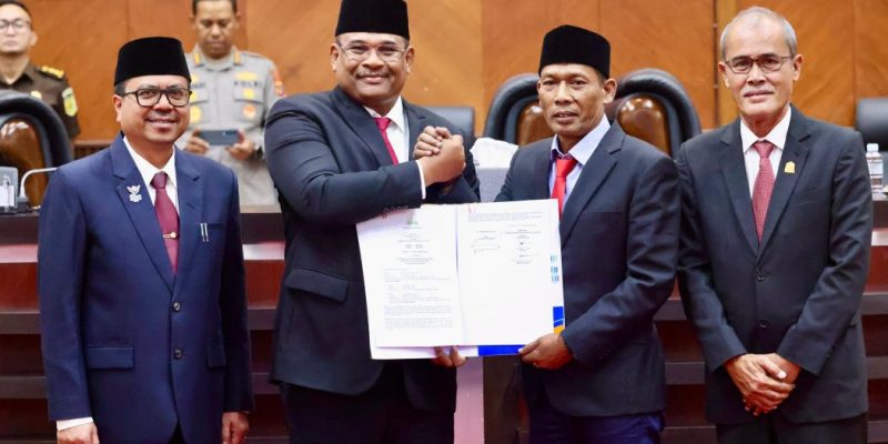 Ketua DPRA, Zulfadli didampingi Wakil Ketua DPRA, Dalimi menandatangani nota kesepakatan bersama Pj. Gubernur Aceh, H. Safrizal didampingi Plh. Sekda Aceh, Azwardi atas pengesahan rancangan perubahan Kebijakan Umum Anggaran (KUA) dan Prioritas Plafon Anggaran Sementara (PPAS) tahun anggaran 2024 di Gedung Utama DPRA, Banda Aceh. (Foto: Humas/AHI)