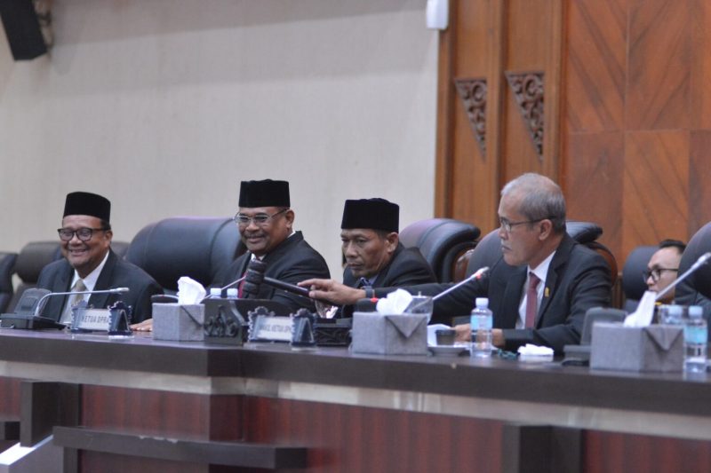 Ketua DPRA, Zulfadli didampingi Wakil Ketua DPRA, Dalimi bersama Pj. Gubernur Aceh, H. Safrizal di Gedung Utama DPRA, Banda Aceh. (Foto: Humas/AHI)