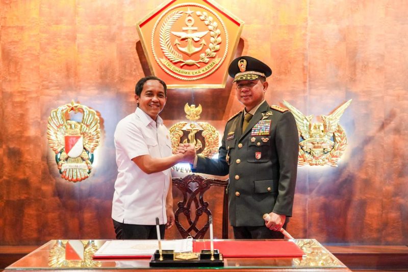 Menteri Kehutanan, Raja Juli Antoni (Pertama Kiri) mengadakan pertemuan dengan Panglima TNI, Jenderal Agus Subiyanto (Pertama Kanan) di Mabes TNI, Cilangkap, Jakarta, Selasa (5/11/2024). (Foto : Humas Kemenhut).