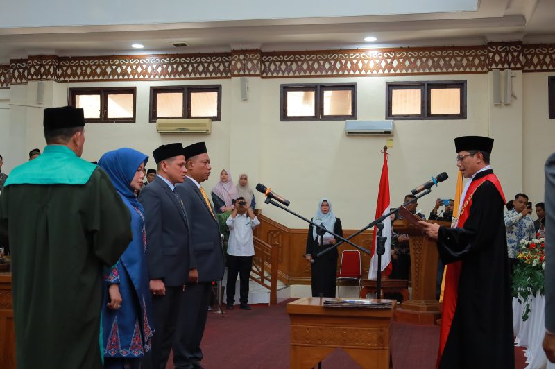 Sidang rapat paripurna peresmian pengangkatan dan pengucapan sumpah pimpinan DPRK Kabupaten Aceh Barat periode 2024-2029 di ruang rapat paripurna DPRK setempat, Senin (4/11/2024). Foto: Humas DPRK Aceh Barat.