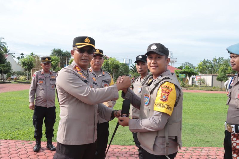  Kapolres Aceh Utara, AKBP Nanang Indra Bakti, S.H., S.I.K., menyerahkan Perlengkapan Perorangan Lapangan (Kaporlap) berupa rompi anti-sayat dan senter kepada 49 personel Bhabinkamtibmas di jajarannya dilakukan secara
 simbolis pada apel di Mapolres setempat, Senin (4/11/2024) (Foto Zubir.NOA.co.id)
