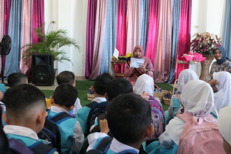 Bunda PAUD Aceh Besar Cut Rezky Handayani membacakan dongeng untuk peserta didik TK Hj Cut Nyak Awan Lambaro, bertempat di Gedung Dekranasda Gampong Gani, Aceh Besar, Senin (03/11/2024). Foto: dok. MC Aceh Besar