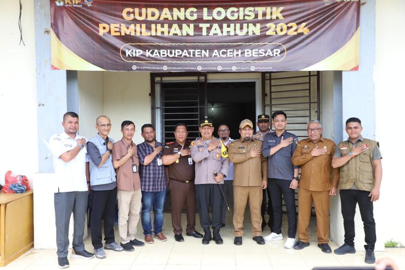 Pj Bupati Aceh Besar Muhammad Iswanto S.STP MM Foto Bersama Forkopimda, Komisioner KIP dan Panwaslu Aceh Besar usai meninjau sorlip surat suara Pilkada 2024, di Gudang logistik KIP Aceh Besar, Komplek JSC Kota Jantho, Aceh Besar, Senin (04/11/2024). Foto: dok. Prokopim Pemkab Aceh Besar