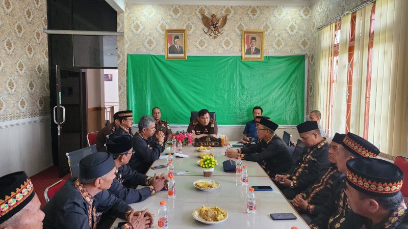 Kepala Kejaksaan Negeri Singkil, M.Junaidi (Tengah) saat menerima kunjungan Forum Kerukunan Umat Beragama Kabupaten Aceh Singkil, Selasa (5/11/2024).(Foto : Penkum Kejari Aceh Singkil).