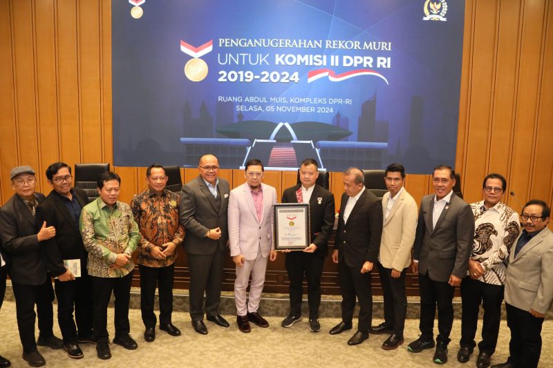 Mendagri Muhammad Tito Karnavian (Keempat Kiri) bersama Komisi II DPR RI periode 2019-2024 saat penyerahan Rekor MURI, Jakarta, Selasa (5/11/2024). (Foto : Puspen Kemendagri).