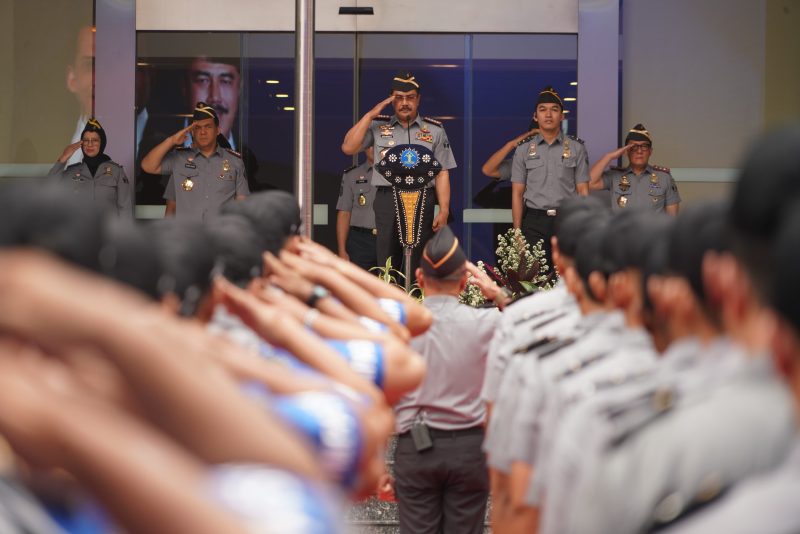 Menteri Imigrasi dan Pemasyarakatan, Agus Andrianto (Tengah) saat memimpin apel Pengukuhan Petugas Imigrasi Pembina Desa, Senin (04/11/2024). (Foto : Humas Direktorat Jenderal Imigrasi).