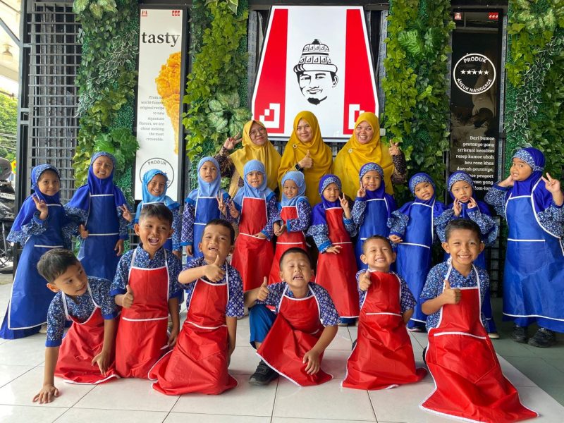 Puluhan siswa Taman Kanak-kanak Negeri 1 Meulaboh mengikuti kegiatan field trip ke restoran cepat saji Kuta Radja Fried Chicken di Meulaboh, Rabu (06/11/2024). (Foto : Dok.Noa.co.id).