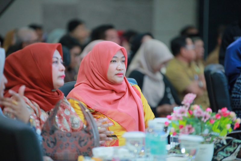 Bunda Literasi Aceh Besar Cut Rezky Handayani S.I.P, MM, menghadiri pengukuhan Bunda Literasi Aceh, di Aula Dinas Perpustakaan dan Kearsipan Aceh, Gampong Lamgugop, Kecamatan Syiah Kuala, Banda Aceh, Selasa (5/11/2024). Foto: dok. MC Aceh Besar