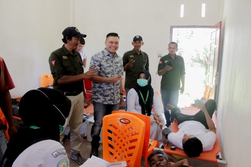 Calon Wakil Bupati Pidie, nomor urut 02, Alzaizi ikut menyaksikan donor darah yang digelar Komando Singa Mutiara, Adan Kecamatan Mutiara Timur, Kabupaten Pidie, Kamis (7/11/2024) (Foto Amir Sagita.NOA.co.id)