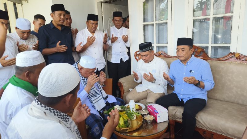 Abu Paya Pasi, memanjatkan doa kepada Cawabup Pidie, Alzaizi di rumahnya Gampong Labui, Kecamatan Pidie, Jumat (8/11/2024) (Foto Amir Sagita.NOA.co.id)