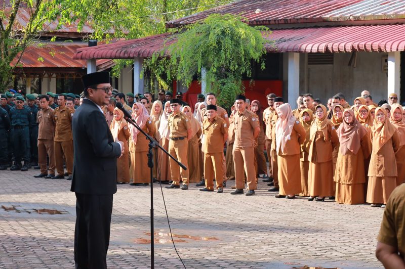 Penjabat Bupati Aceh Barat, Azwardi saat memimpin apel bersama seluruh jajaran dinas di Kompleks Kantor Bupati Aceh Barat, Senin (11/11/2024). Foto: Diskominsa Aceh Barat.