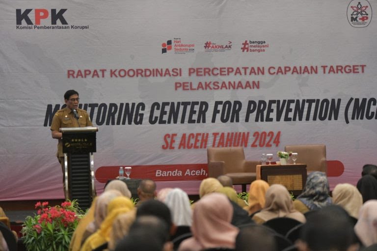 Plt. Sekda Aceh, Muhammad Diwarsyah saat membuka Rapat Koordinasi Percepatan Capaian Target Pelaksanaan Monitoring Center for Prevention (MCP) yang diikuti Sekda dan Inspektur Kab/Kota se-Aceh di Hotel Hermes Palace, Banda Aceh, Senin, (11/11 /2024). (Foto : Biro Adpim Aceh).