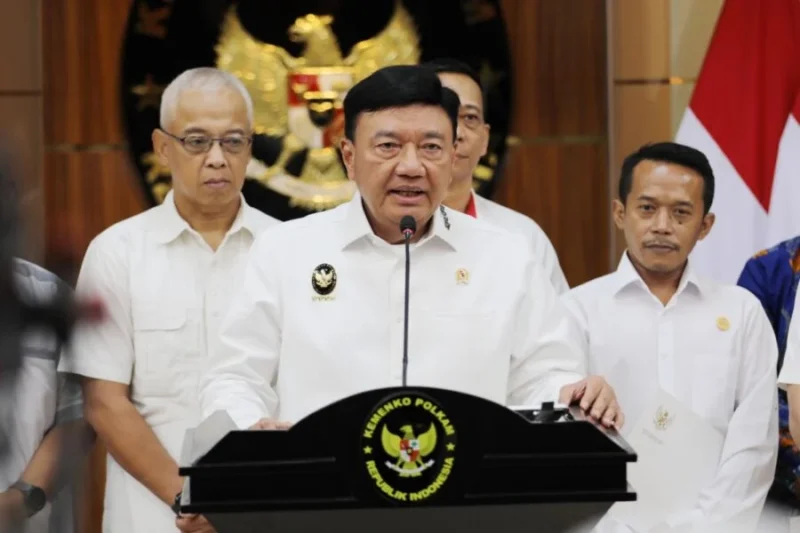 Menteri Koordinator Bidang Politik dan Keamanan,  Budi Gunawan (Tengah) menerima kedatangan Kompolnas di kantor Kemenko Polkam, Jakarta, Senin (11/11/2024). (Foto : Humas Kemenko Polkam).