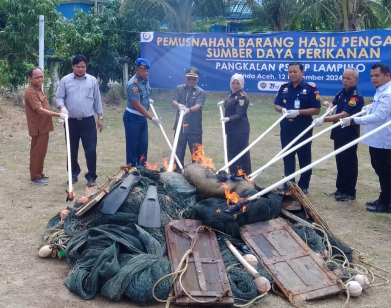 Kementerian Kelautan Perikanan melalui PSDKP Lampulo memusnahkan sejumlah alat penangkapan ikan dilarang hasil pengawasan dan penindakan di Provinsi Aceh sepanjang 2024, Banda Aceh, Selasa (12/11/2024). (Foto : Farid Ismullah/NOA.co.id).