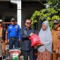 Pj Bupati Aceh Barat saat menyerahkan Bantuan Masa Panik kepada Korban Kebakaran. Foto: dok. Diskominsa Aceh Barat