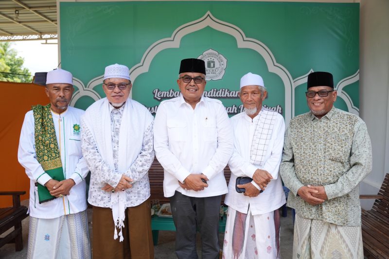 Ayah Caleu: Doa Lon Rayeuk Keu Gata Bustami Teupileh Keu Gubernur. Foto: dok. Ist