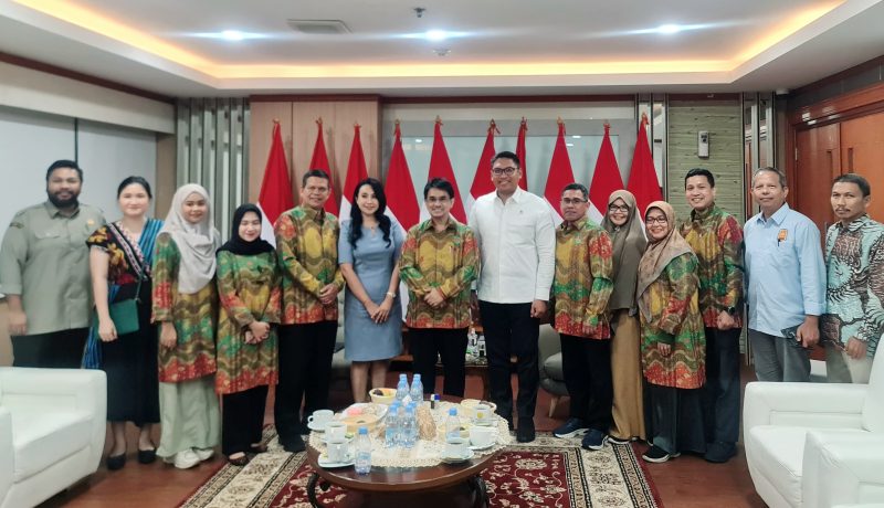 Wakil Mentri Pertanian RI, Sudaryono menerima kunjungan Pengurus ARC-PUIPT Nilam Universitas Syiah Kuala di Kantor Kementrian Pertanian RI Kawasan Pasar Minggu, Jakarta Selatan, Senin (11/11/2024).(Foto : ARC-PUIPT Nilam Universitas Syiah Kuala).