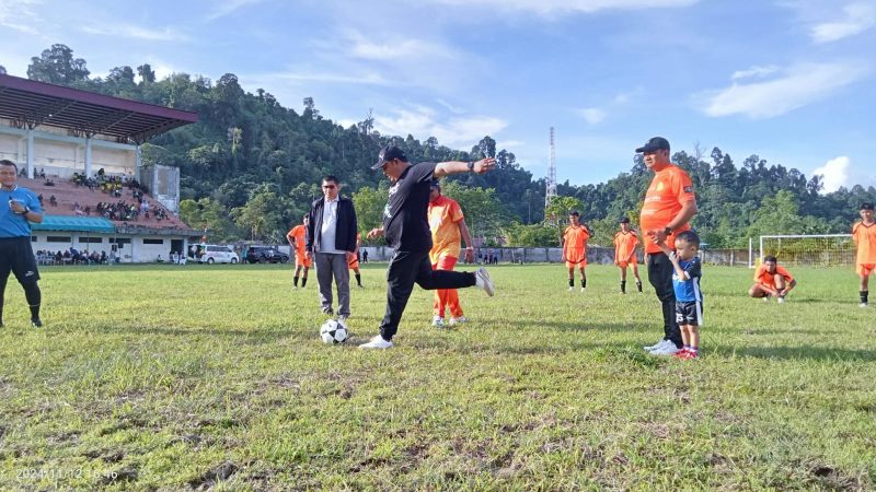 Pj. Bupati Simeulue Reza Fahlevi, MM, melakukan tendangan pertama dalam pembukaan turnamen Bola Kaki antar pelajar. Foto: dok. Argamsyah/NOA.co.id