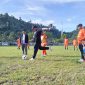 Pj. Bupati Simeulue Reza Fahlevi, MM, melakukan tendangan pertama dalam pembukaan turnamen Bola Kaki antar pelajar. Foto: dok. Argamsyah/NOA.co.id