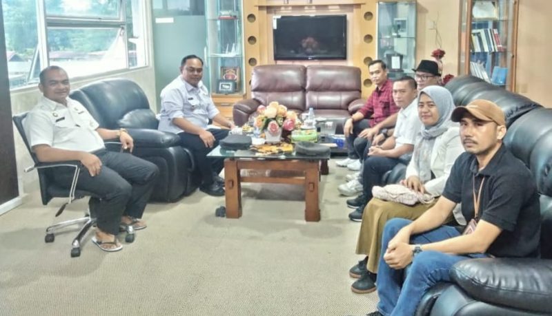 Dari paling kiri Penjabat Sekda, Dodi Juliardi Bas mendampingi Pejabat Bupati Simeulue Teuku Reza Fahlevi briefing dengan Ketua Panwaslih Ahmad Ritauddin, SH. Lucky Zefian Jumarif, SH. Defi Sri Hartati, S.kep. :r. Safrian Suandi, ST, MT dan staf Panwaslih : T. Rahmat Saputra, SE. Rabu (13/11/2024). Foto: dok. Argamsyah/NOA.co.id