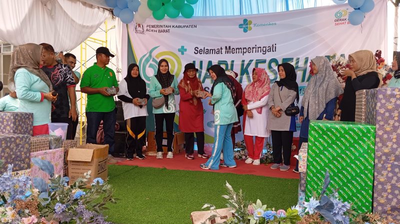 Panitia saat menyerahkan hadiah doorprize kepada para peserta senam. Foto: Diskominsa Aceh Barat