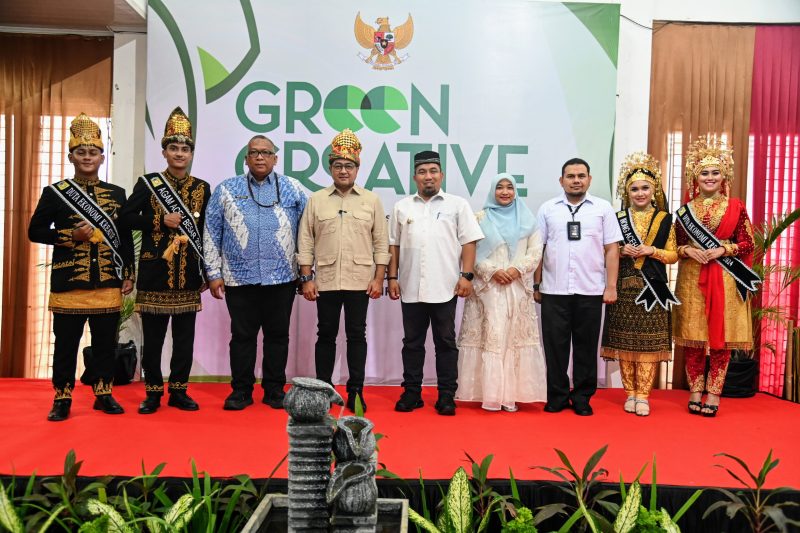 Pj Bupati Aceh Besar Muhammad Iswanto, S.STP MM menghadiri penyambutan kedatangan Menteri Ekonomi Kreatif Teuku Riefky Harsya dan Ustadz Das'ad Latif saat tiba di VIP Bandara SIM, Blang Bintang, Aceh Besar, Jumat (15/11/2024). Foto: dok. MC Aceh Besar