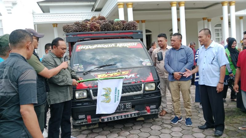 Pj. Bupati Simeulue T. Reza Fahlevi saat Resmikan peluncuran Lounching Sawit perdana. Foto: Argamsyah/Noa.co.id.
