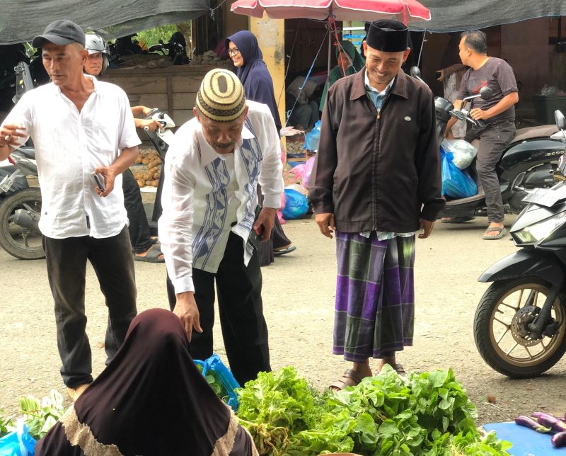 Calon Bupati Pidie nomor urut 02 Sarjani Abdullah, saat berkunjung ke Pasa Pantee, Teungoh Kota Sigli, sambil berbelanja, Minggu (17/11/2024) (Foto NOA.co.id).