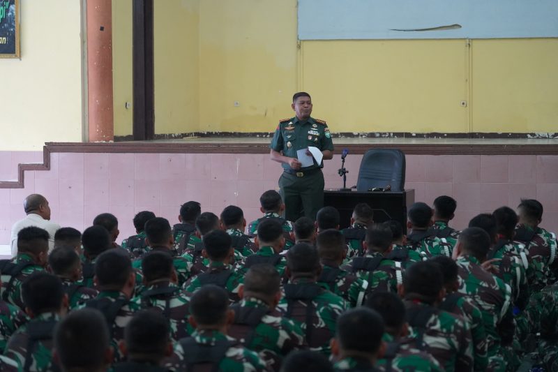 Danrem Ali Imran saat memberikan pengarahan kepada seluruh personel TNI Korem dan Satuan Dinas Jawatan, di Gedung KNPI Korem Lhokseumawe, Kamis (7/11/2024). Foto: dok. Penrem 011/Lilawangsa