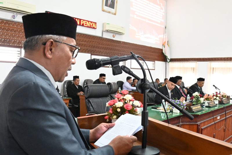 Plh Sekda Aceh Besar Farhan AP memberi sambutan dalam Rapat Paripurna dengan Pembukaan masa persidangan ke II DPRK Aceh Besar dan penyampaian Nota keuangan dan Raqan Kabupaten Aceh Besar tentang APBK Abes TA 2025 di Ruang Rapat Paripurna DPRK Aceh Besar, Kota Jantho, Senin (18/11/2024). Foto: dok. MC Aceh Besar