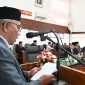 Plh Sekda Aceh Besar Farhan AP memberi sambutan dalam Rapat Paripurna dengan Pembukaan masa persidangan ke II DPRK Aceh Besar dan penyampaian Nota keuangan dan Raqan Kabupaten Aceh Besar tentang APBK Abes TA 2025 di Ruang Rapat Paripurna DPRK Aceh Besar, Kota Jantho, Senin (18/11/2024). Foto: dok. MC Aceh Besar