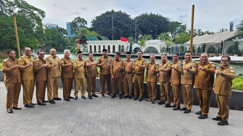 Pj Bupati Aceh Besar Muhammad Iswanto SSTP MM foto bersama Plh Sekda Aceh dan para Pj Bupati dan Wali Kota se-Aceh disela menghadiri Rakor dan RDP dengan Komisi II DPR Republik Indonesia terkait persiapan pelaksanaan Pilkada Serentak 2024, di Ruang Rapat Komisi II Gedung Nusantara DPR RI Jakarta, Senin (18/11/2024). Foto: dok. Pemkab Aceh Besar