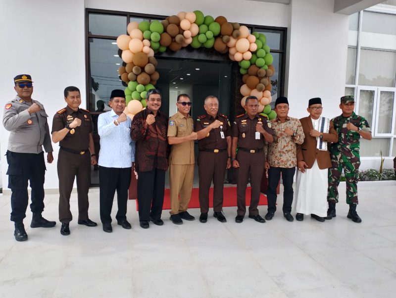 Foto bersama saat menghadiri Peresmian Kantor Kejaksaan Pidie Jaya. Foto: dok. Muhammad Rissan/NOA.co.id