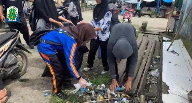 Petugas DLH Simeulue Gotong Royong Memungut Sampah Bersama Instansi Vertikal dan Warga Setempat. Foto: Argamsyah/Noa.co.id.