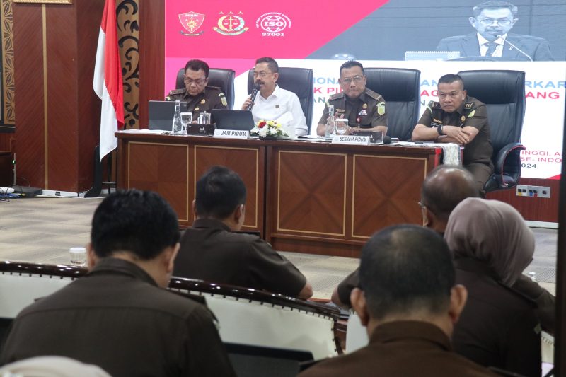 Jaksa Agung Muda Tindak Pidana Umum (JAM-Pidum) Asep N. Mulyana (Kedua Kiri) saat memberikan pengarahan secara hybrid  Terkait Penanganan TPPO dan Persiapan Pemilu Serentak 2024, Jakarta, Selasa (19/11/2024). (Foto : Puspenkum Kejagung RI).