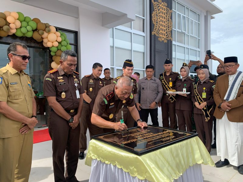 Kepala Kejaksaan Tinggi Aceh, Drs. Joko Purwanto, S.H saat meresmikan Gedung Kejaksaan Negeri Pidie Jaya. Rabu (20/11/2024).