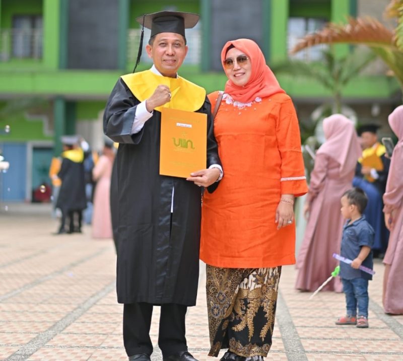 H.Syibral Malasyi foto bersama istrinya usak menerima gelar M.E dari Universitas Islam Negeri Sumatera Utara (UINSU), Rabu (20/11/2024) (Foto.NOA.co.id)