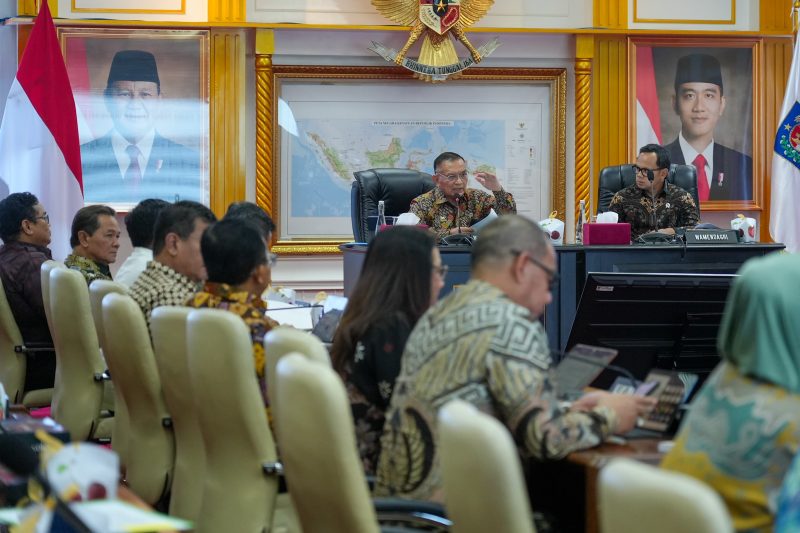 Wakil Menteri Koordinator Bidang Politik dan Keamanan, Letnan Jenderal TNI (Purn) Lodewijk Freidrich Paulus (Pertama Kiri) saat memimpin Rapat Koordinasi Kesiapan Pilkada Serentak Tahun 2024 Jelang Pemungutan Suara bersama Wakil Menteri Dalam Negeri, Bima Arya (Pertama Kanan), di Kantor Kemendagri, Jakarta, Jumat (22/11/2024). (Foto : Humas Kemenko Polkam).