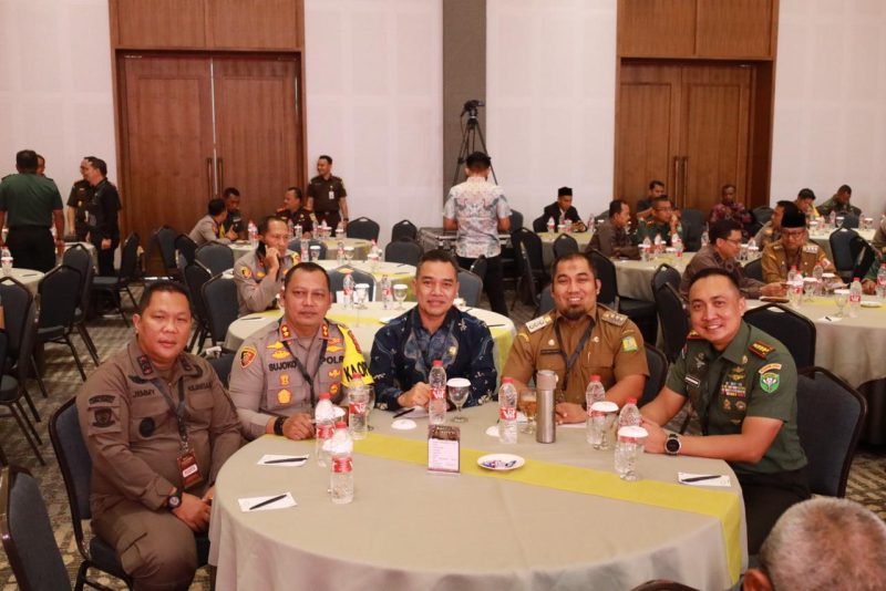 Pj Bupati Aceh Besar Muhammad Iswanto, S.STP MM bersama Forkompida Aceh Besar, Plh Sekda Aceh Besar Farhan AP dan kepala OPD terkait Mengikuti Rapat Koordinasi Pimpinan Daerah dalam rangka persiapan dan kesiapan pelaksanaan Pilkada serentak Tahun 2024, the pade hotel, Kecamatan Darul Imarah, Rabu, (21/11/2024). Foto: dok. Prokopim Aceh Besar