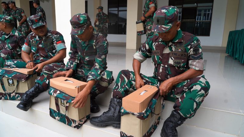 Kasad Maruli Berikan Kaporlap Operasional Prajurit TNI Korem Lilawangsa. Foto: dok. Penrem 011/Lilawangsa