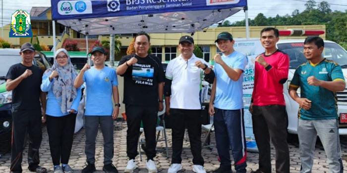 Penjabat Bupati Simeulue, Reza Fahlevi dan Penjabat Sekretaris Daerah Kabupaten Simeulue, Dodi Juliardi Bas, foto bersama dalam kegiatan Meriahkan HUT KORPRI ke-53. Foto: Argamsyah/Noa.co.id.