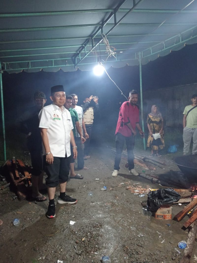 H. Syibral Distribusi Logistik Untuk Masyarakat Terdampak Banjir di Pidie Jaya. Foto: ist